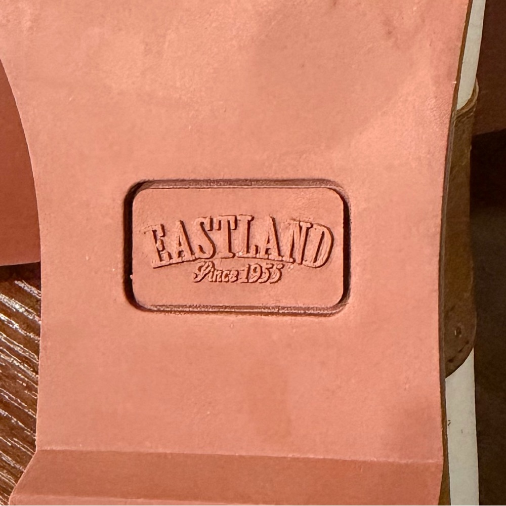 Eastland Women’s White and Brown Women's Flats! Size 8! Best Offer Accepted! 🤍🤎 - Picture 11 of 13